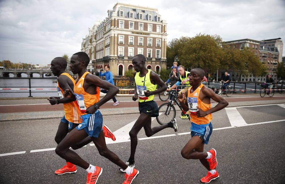 Un momento della Maratona di Amsterdam 2014 (Epa)